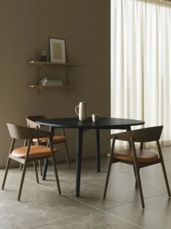 Online AC2 armchair, Smoked oak, Leather Cognac Møbler