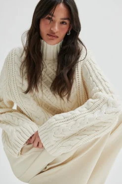 Dame Second Female Strik>Auburn Knit T-Neck