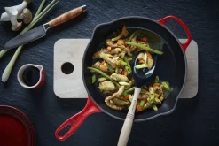 New Dyb Stegepande i støbejern 26cm Cerise Gryder & Pander