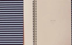 Outlet NELA Notebook med spiralryg - Stor, Bordeaux og blå Kontorartikler