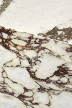 Sale Plinth Cubic, Calacatta Viola Møbler