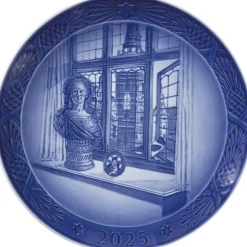 Årsplatte 2025, Dronning Juliane Marie, 18 cm-Royal Copenhagen Online