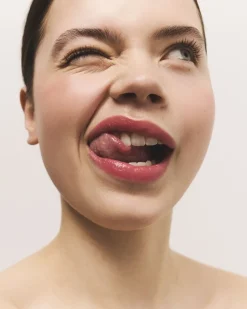 New Skin Glow Tinted Beauty Balm highlighter Ansigt