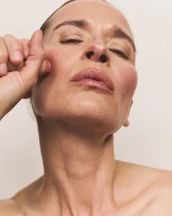 New Skin Glow Tinted Beauty Balm highlighter Ansigt