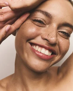 New Skin Glow Tinted Beauty Balm highlighter Ansigt