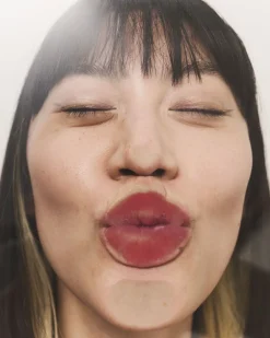 New Skin Glow Tinted Beauty Balm highlighter Ansigt