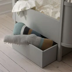 Børn Sebra Børneværelse>Strikket pude, Sleepy Croc, dusty blue mix